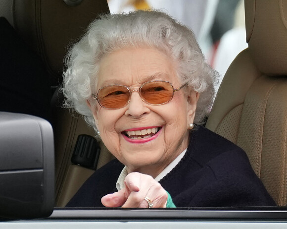 La reine Elisabeth II d'Angleterre assiste au "Royal Windsor Horse Show" depuis sa voiture, à Winndsor.