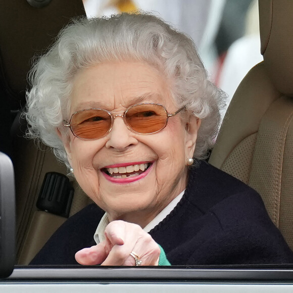 La reine Elisabeth II d'Angleterre assiste au "Royal Windsor Horse Show" depuis sa voiture, à Winndsor.