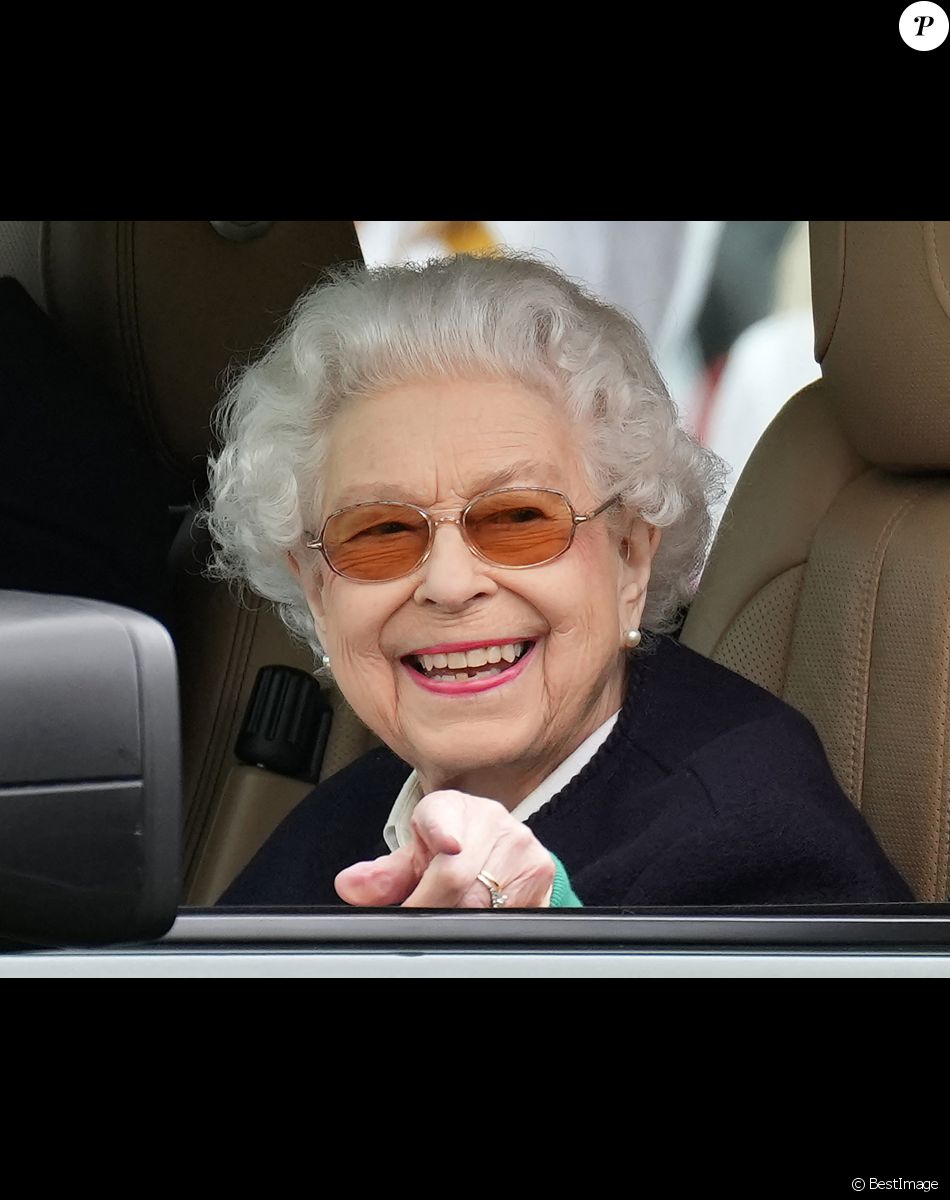 La reine Elisabeth II d'Angleterre assiste au "Royal Windsor Horse Show" depuis sa voiture, à Winndsor.