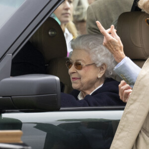 La reine Elisabeth II d'Angleterre assiste au "Royal Windsor Horse Show" depuis sa voiture, à Winndsor, Royaume Uni, le 13 mai 2022. 