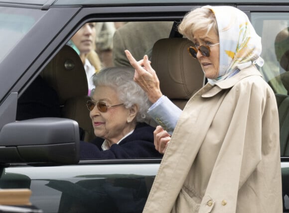 La reine Elisabeth II d'Angleterre assiste au "Royal Windsor Horse Show" depuis sa voiture, à Winndsor, Royaume Uni, le 13 mai 2022. 