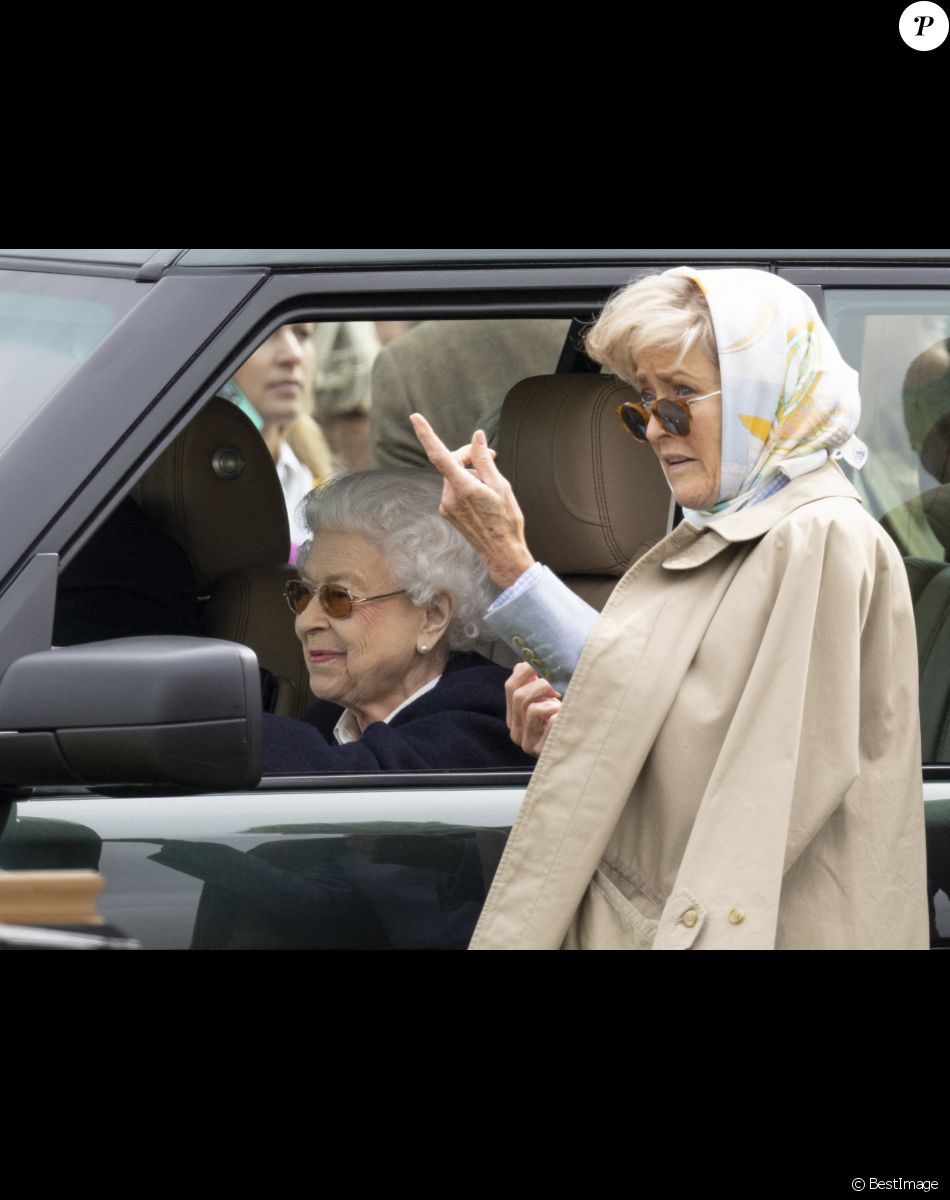 La reine Elisabeth II d'Angleterre assiste au "Royal Windsor Horse Show" depuis sa voiture, à Winndsor, Royaume Uni, le 13 mai 2022.
