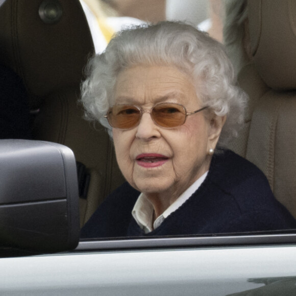 La reine Elisabeth II d'Angleterre assiste au "Royal Windsor Horse Show" depuis sa voiture, à Winndsor, Royaume Uni, le 13 mai 2022. 