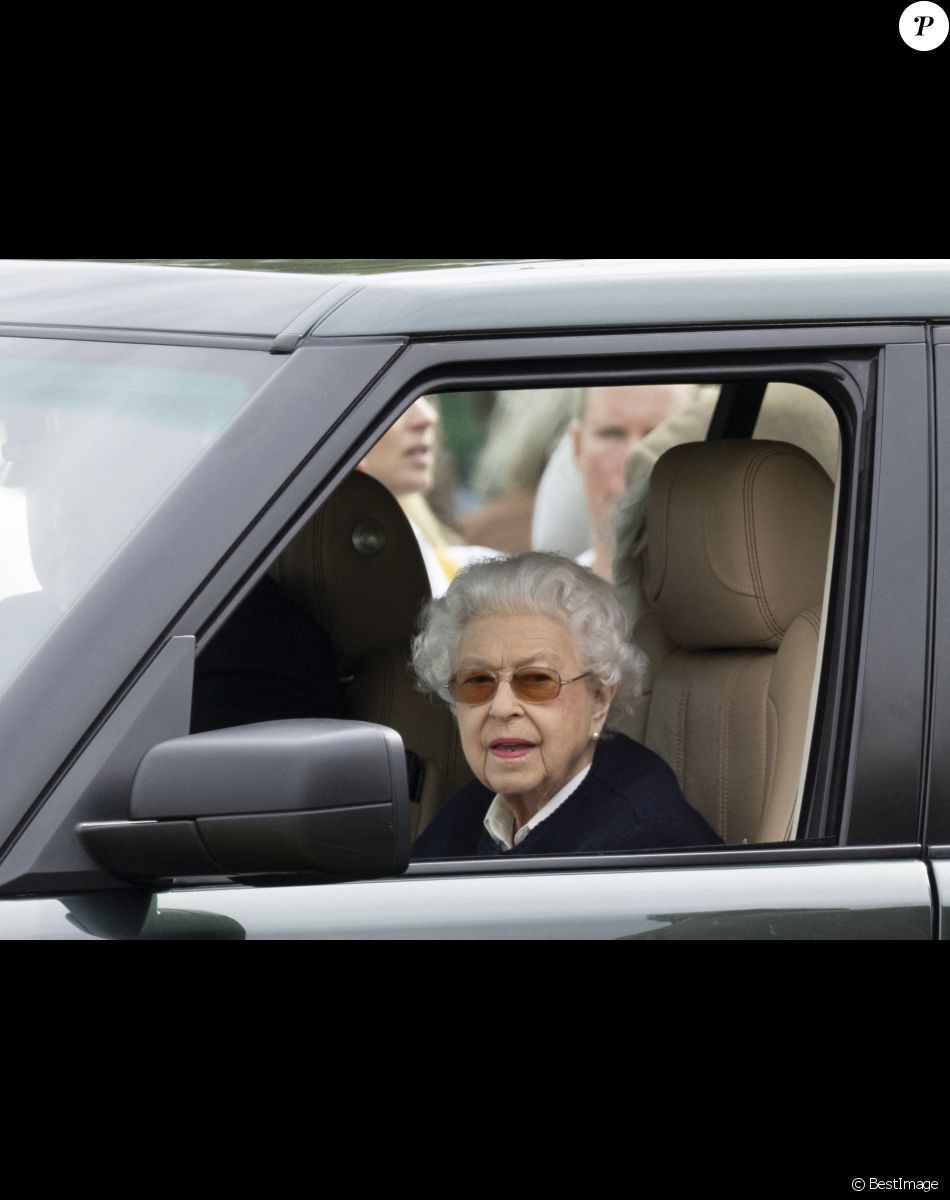 La reine Elisabeth II d'Angleterre assiste au "Royal Windsor Horse Show" depuis sa voiture, à Winndsor, Royaume Uni, le 13 mai 2022.