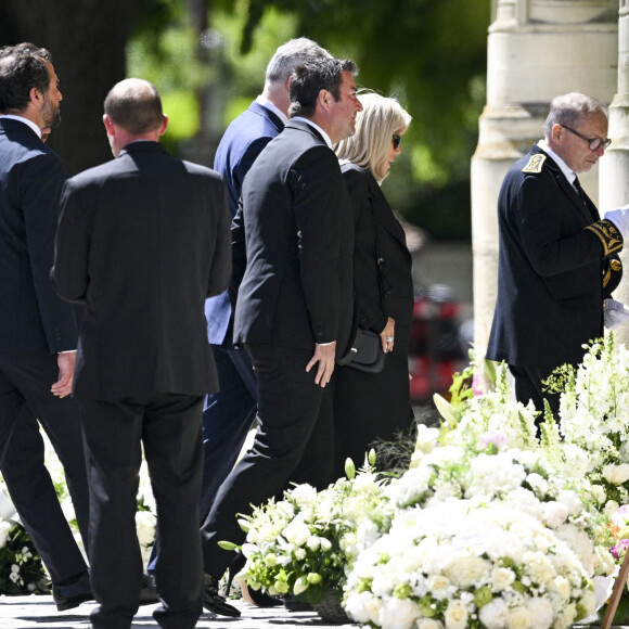 La Première Dame française, Brigitte Macron, Karl Olive, maire de Poissy et Bruno Le Maire, ministre de l'Economie et des Finances et des Finances - Obsèques d'Antoine Alléno (fils du chef cuisinier français, trois étoiles au Guide Michelin Yannick Alléno) en la collégiale Notre-Dame de Poissy, France, le 13 mai 2022. © Jean-Baptiste Autissier/Panoramic/Bestimage 