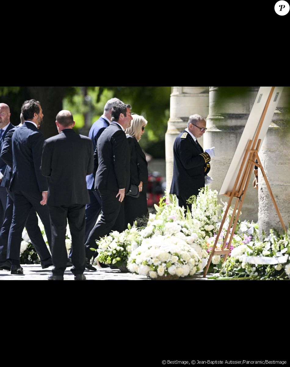 La Première Dame française, Brigitte Macron, Karl Olive, maire de Poissy et Bruno Le Maire, ministre de l'Economie et des Finances et des Finances - Obsèques d'Antoine Alléno (fils du chef cuisinier français, trois étoiles au Guide Michelin Yannick Alléno) en la collégiale Notre-Dame de Poissy, France, le 13 mai 2022. © Jean-Baptiste Autissier/Panoramic/Bestimage