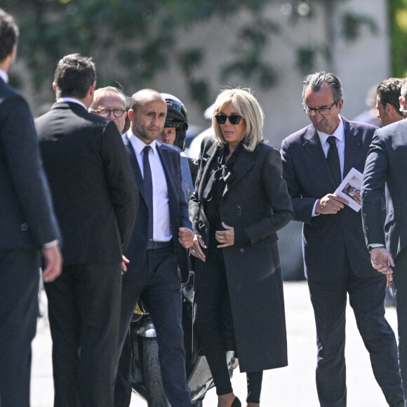 La Première Dame française, Brigitte Macron et José Pietroboni, chef du protocole - Obsèques d'Antoine Alléno (fils du chef cuisinier français, trois étoiles au Guide Michelin Yannick Alléno) en la collégiale Notre-Dame de Poissy, France, le 13 mai 2022. © Jean-Baptiste Autissier/Panoramic/Bestimage 