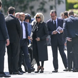 La Première Dame française, Brigitte Macron et José Pietroboni, chef du protocole - Obsèques d'Antoine Alléno (fils du chef cuisinier français, trois étoiles au Guide Michelin Yannick Alléno) en la collégiale Notre-Dame de Poissy, France, le 13 mai 2022. © Jean-Baptiste Autissier/Panoramic/Bestimage 