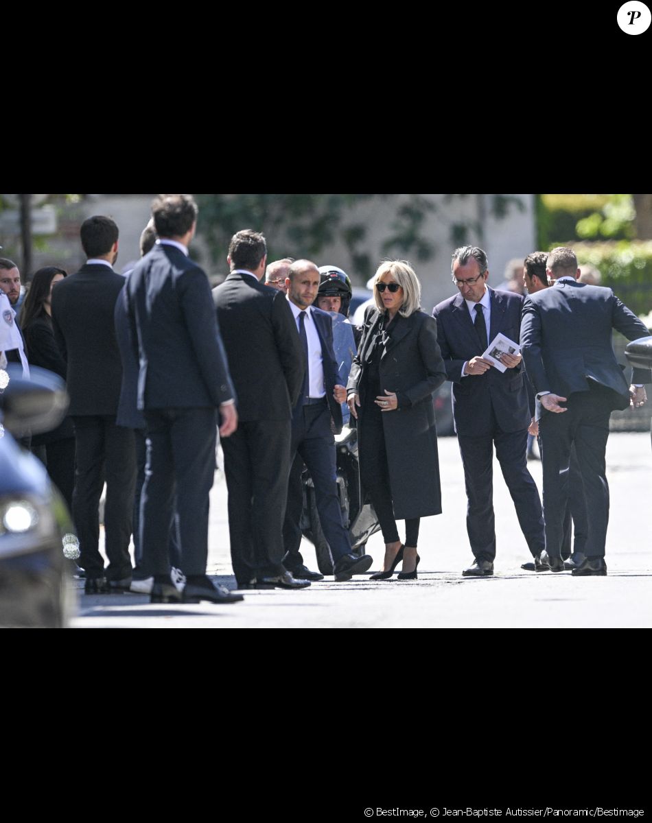 La Première Dame française, Brigitte Macron et José Pietroboni, chef du protocole - Obsèques d'Antoine Alléno (fils du chef cuisinier français, trois étoiles au Guide Michelin Yannick Alléno) en la collégiale Notre-Dame de Poissy, France, le 13 mai 2022. © Jean-Baptiste Autissier/Panoramic/Bestimage