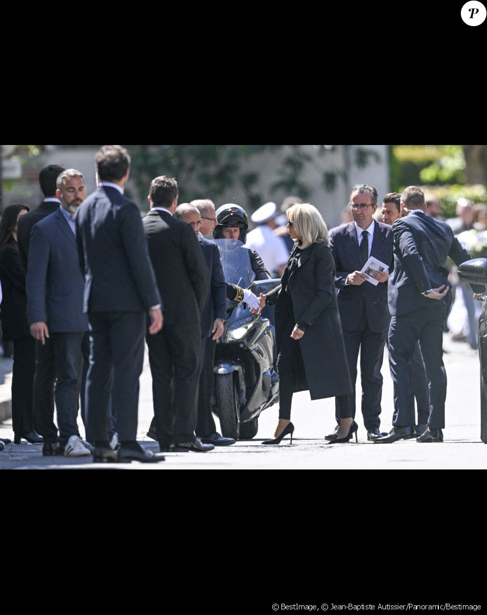 La Première Dame française, Brigitte Macron et José Pietroboni, chef du protocole - Obsèques d'Antoine Alléno (fils du chef cuisinier français, trois étoiles au Guide Michelin Yannick Alléno) en la collégiale Notre-Dame de Poissy, France, le 13 mai 2022. © Jean-Baptiste Autissier/Panoramic/Bestimage