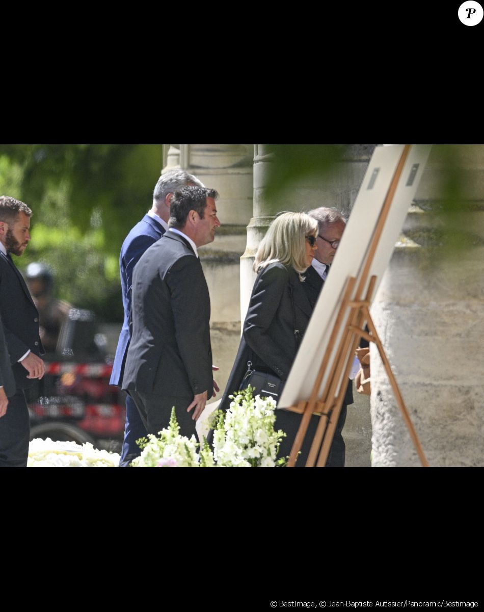 La Première Dame française, Brigitte Macron, Bruno Le Maire, ministre de l'Economie et des Finances et des Finances et Karl Olive, maire de Poissy - Obsèques d'Antoine Alléno (fils du chef cuisinier français, trois étoiles au Guide Michelin Yannick Alléno) en la collégiale Notre-Dame de Poissy, France, le 13 mai 2022. © Jean-Baptiste Autissier/Panoramic/Bestimage