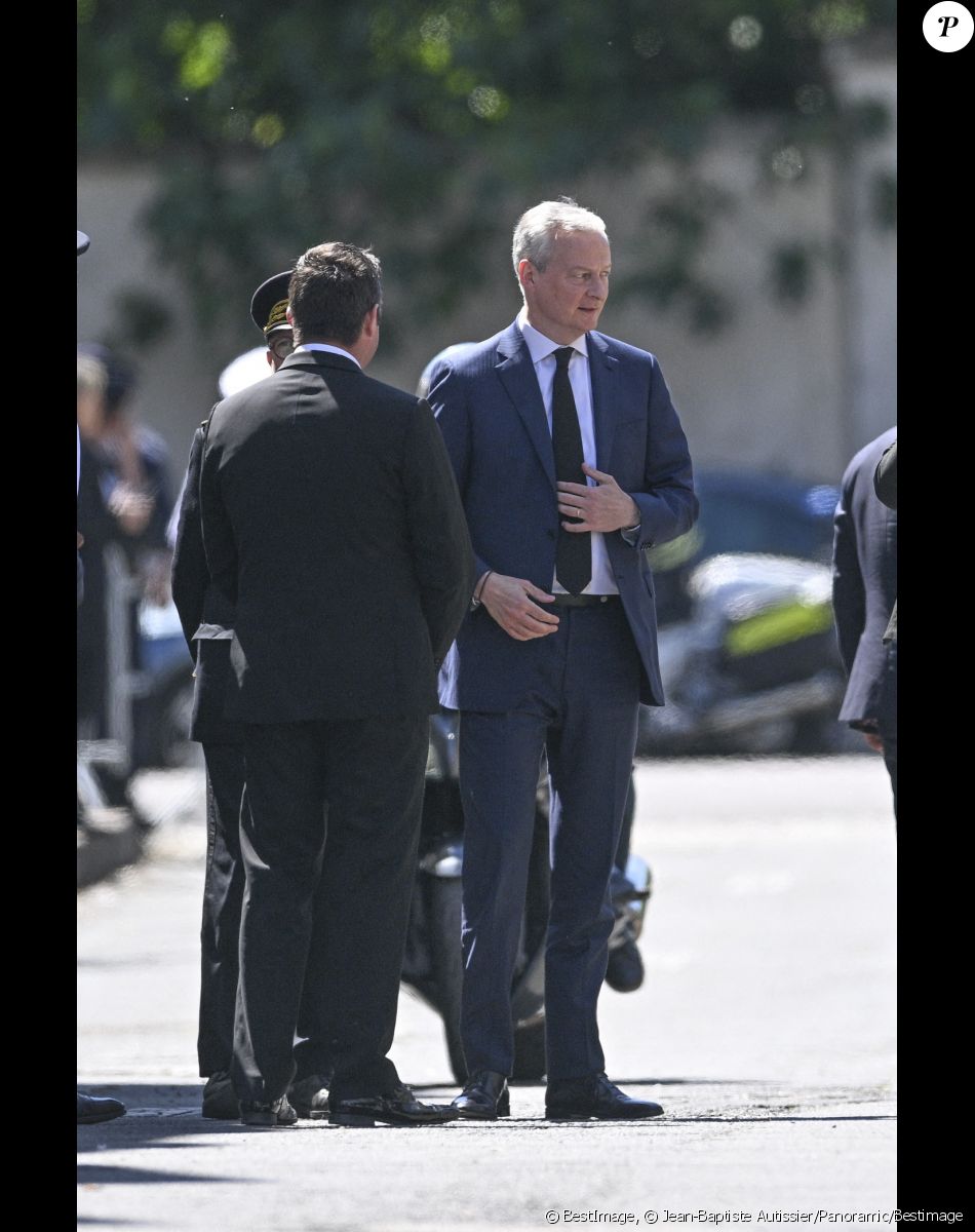 Bruno Le Maire, ministre de l'Economie et des Finances et des Finances et Karl Olive, maire de Poissy - Obsèques d'Antoine Alléno (fils du chef cuisinier français, trois étoiles au Guide Michelin Yannick Alléno) en la collégiale Notre-Dame de Poissy, France, le 13 mai 2022. © Jean-Baptiste Autissier/Panoramic/Bestimage