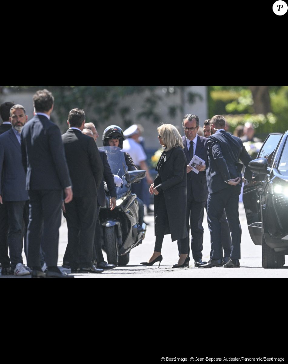 La Première Dame française, Brigitte Macron et José Pietroboni, chef du protocole - Obsèques d'Antoine Alléno (fils du chef cuisinier français, trois étoiles au Guide Michelin Yannick Alléno) en la collégiale Notre-Dame de Poissy, France, le 13 mai 2022. © Jean-Baptiste Autissier/Panoramic/Bestimage