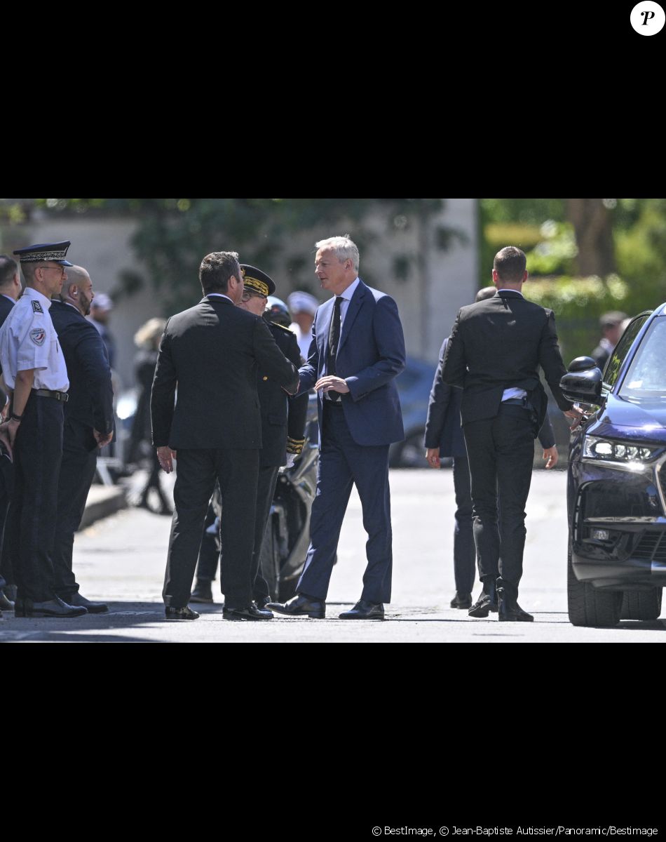 Bruno Le Maire, ministre de l'Economie et des Finances et des Finances et Karl Olive, maire de Poissy - Obsèques d'Antoine Alléno (fils du chef cuisinier français, trois étoiles au Guide Michelin Yannick Alléno) en la collégiale Notre-Dame de Poissy, France, le 13 mai 2022. © Jean-Baptiste Autissier/Panoramic/Bestimage