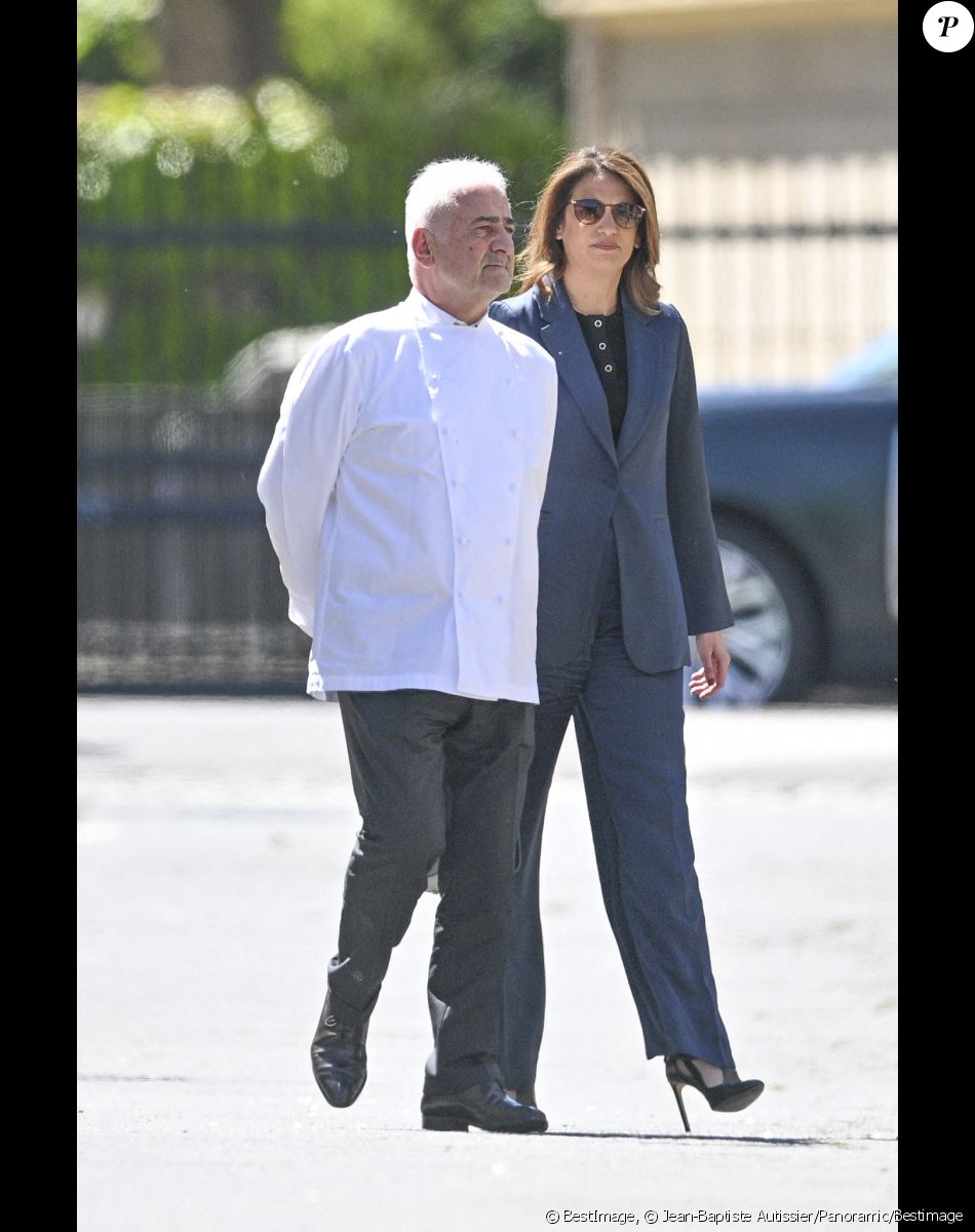 Le chef Guy Savoy et sa compagne Sonia Mabrouk - Obsèques d'Antoine Alléno (fils du chef cuisinier français, trois étoiles au Guide Michelin Yannick Alléno) en la collégiale Notre-Dame de Poissy, France, le 13 mai 2022. © Jean-Baptiste Autissier/Panoramic/Bestimage