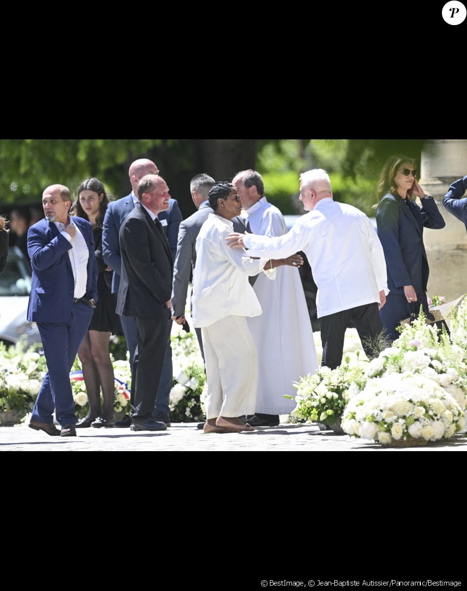 Le chef Guy Savoy et la cheffe Babette de Rozières - Obsèques d'Antoine Alléno (fils du chef cuisinier français, trois étoiles au Guide Michelin Yannick Alléno) en la collégiale Notre-Dame de Poissy, France, le 13 mai 2022. © Jean-Baptiste Autissier/Panoramic/Bestimage