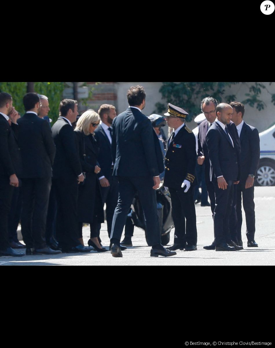 La Première Dame Brigitte Macron, Karl Olive, maire de Poissy, Bruno Le Maire, ministre de l'Economie et des Finances, Karl Olive, maire de Poissy - Obsèques d'Antoine Alléno (fils du chef cuisinier français, trois étoiles au Guide Michelin Yannick Alléno) en la collégiale Notre-Dame de Poissy, France, le 13 mai 2022. © Christophe Clovis/Bestimage