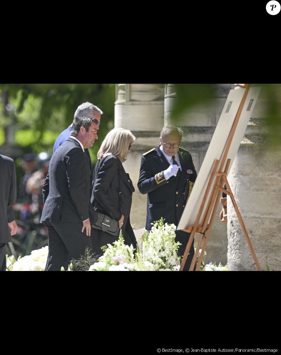 La Première Dame française, Brigitte Macron, Bruno Le Maire, ministre de l'Economie et des Finances et des Finances et Karl Olive, maire de Poissy - Obsèques d'Antoine Alléno (fils du chef cuisinier français, trois étoiles au Guide Michelin Yannick Alléno) en la collégiale Notre-Dame de Poissy, France, le 13 mai 2022. © Jean-Baptiste Autissier/Panoramic/Bestimage