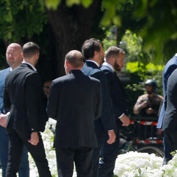 La Première Dame Brigitte Macron, Karl Olive, maire de Poissy, Bruno Le Maire, ministre de l'Economie et des Finances, Karl Olive, maire de Poissy - Obsèques d'Antoine Alléno (fils du chef cuisinier français, trois étoiles au Guide Michelin Yannick Alléno) en la collégiale Notre-Dame de Poissy, France, le 13 mai 2022. © Christophe Clovis/Bestimage 