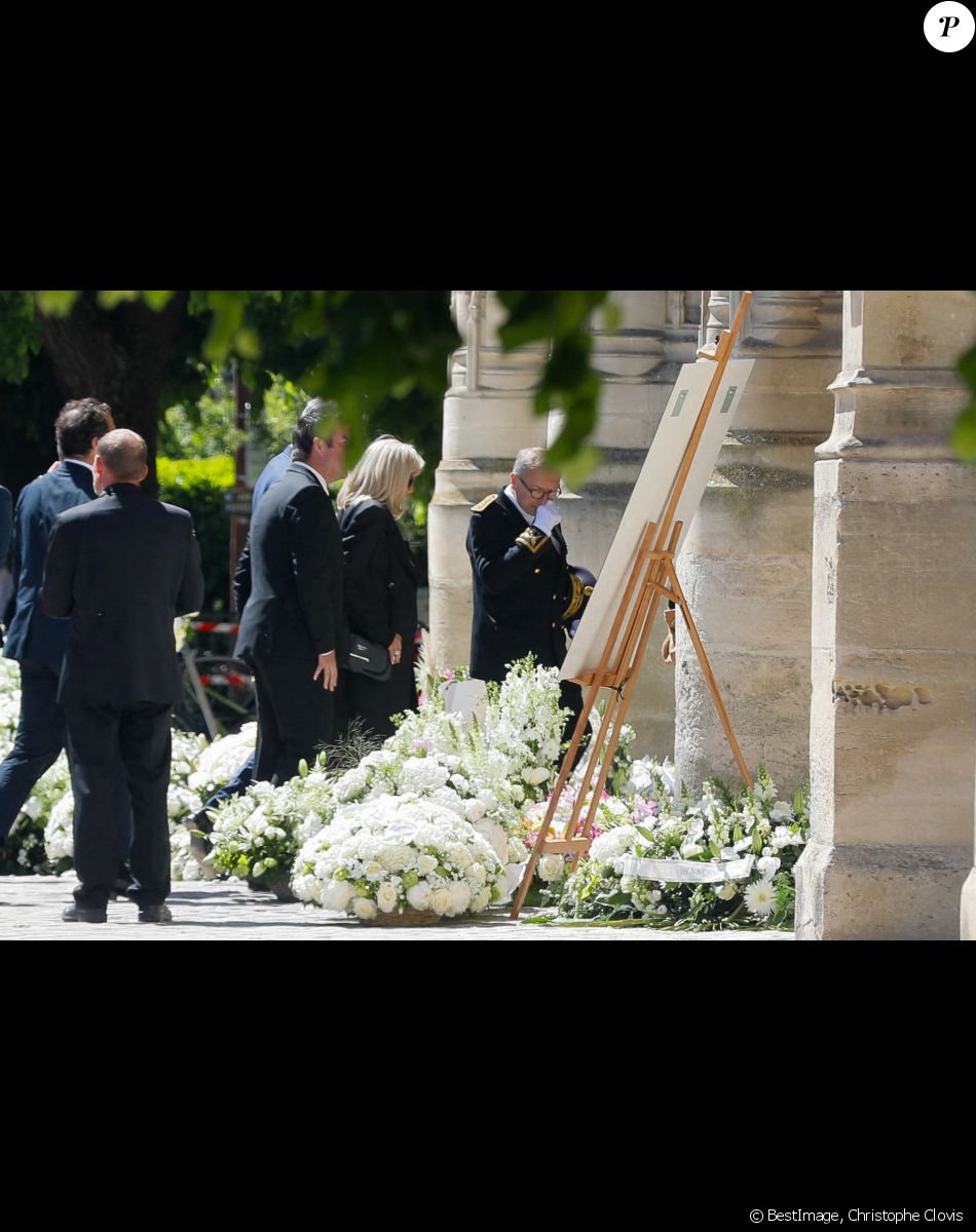 La Première Dame Brigitte Macron, Karl Olive, maire de Poissy, Bruno Le Maire, ministre de l'Economie et des Finances, Karl Olive, maire de Poissy - Obsèques d'Antoine Alléno (fils du chef cuisinier français, trois étoiles au Guide Michelin Yannick Alléno) en la collégiale Notre-Dame de Poissy, France, le 13 mai 2022. © Christophe Clovis/Bestimage
