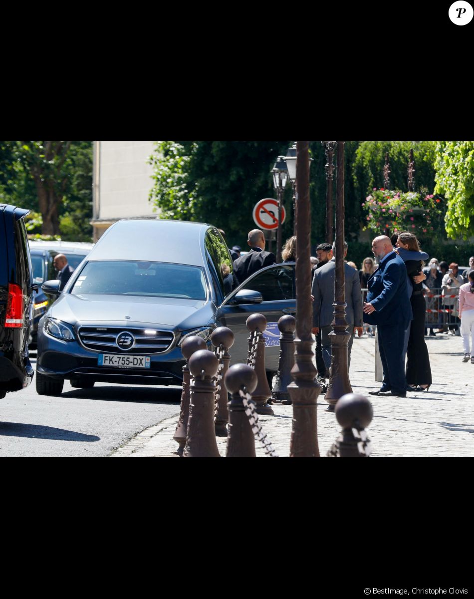 La famille et les proches arrivent - Obsèques d'Antoine Alléno (fils du chef cuisinier français, trois étoiles au Guide Michelin Yannick Alléno) en la collégiale Notre-Dame de Poissy, France, le 13 mai 2022. © Christophe Clovis/Bestimage