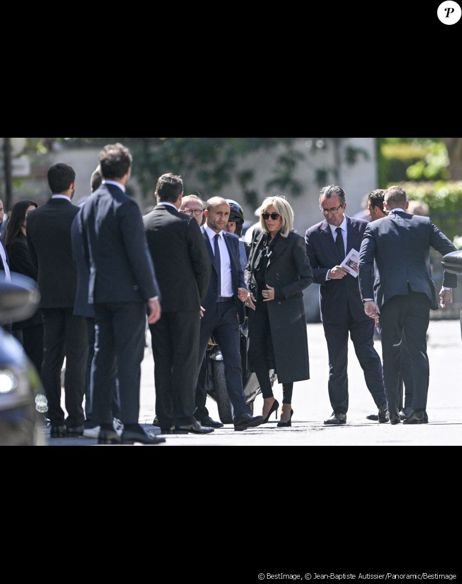 La Première Dame française, Brigitte Macron et José Pietroboni, chef du protocole - Obsèques d'Antoine Alléno (fils du chef cuisinier français, trois étoiles au Guide Michelin Yannick Alléno) en la collégiale Notre-Dame de Poissy, France, le 13 mai 2022. © Jean-Baptiste Autissier/Panoramic/Bestimage