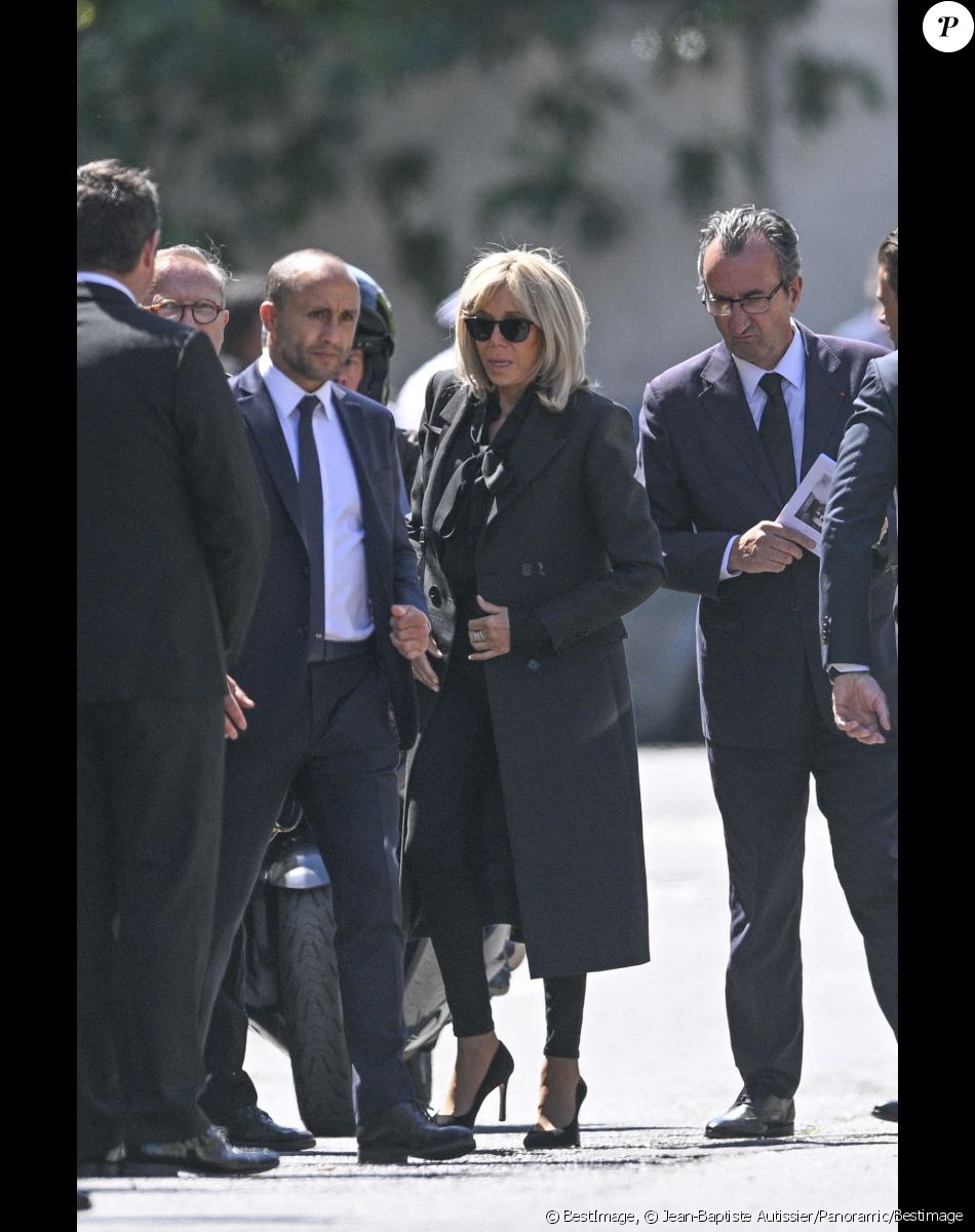 La Première Dame française, Brigitte Macron et José Pietroboni, chef du protocole - Obsèques d'Antoine Alléno (fils du chef cuisinier français, trois étoiles au Guide Michelin Yannick Alléno) en la collégiale Notre-Dame de Poissy, France, le 13 mai 2022. © Jean-Baptiste Autissier/Panoramic/Bestimage