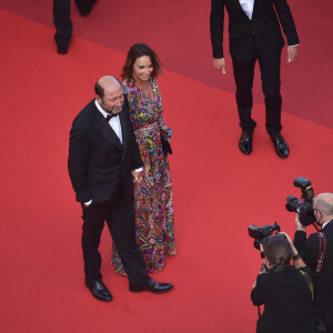 Kad Merad et sa compagne Julia Vignali - Montée des marches du film " OSS 117 : Alerte rouge en Afrique Noire " lors du 74ème Festival International du Film de Cannes. Le 17 juillet 2021 