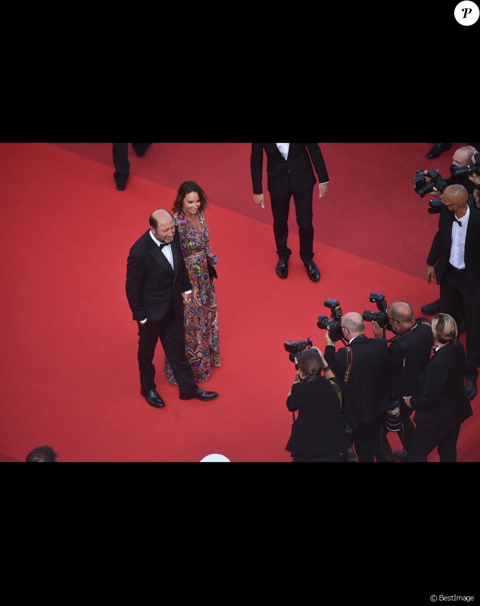Kad Merad et sa compagne Julia Vignali - Montée des marches du film " OSS 117 : Alerte rouge en Afrique Noire " lors du 74ème Festival International du Film de Cannes. Le 17 juillet 2021