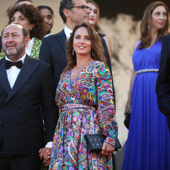 Kad Merad et sa compagne Julia Vignali - Montée des marches du film " OSS 117 : Alerte rouge en Afrique Noire " lors du 74ème Festival International du Film de Cannes. Le 17 juillet 2021 © Borde-Jacovides-Moreau / Bestimage 