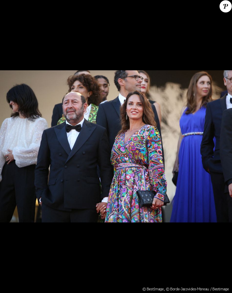 Kad Merad et sa compagne Julia Vignali - Montée des marches du film " OSS 117 : Alerte rouge en Afrique Noire " lors du 74ème Festival International du Film de Cannes. Le 17 juillet 2021 © Borde-Jacovides-Moreau / Bestimage