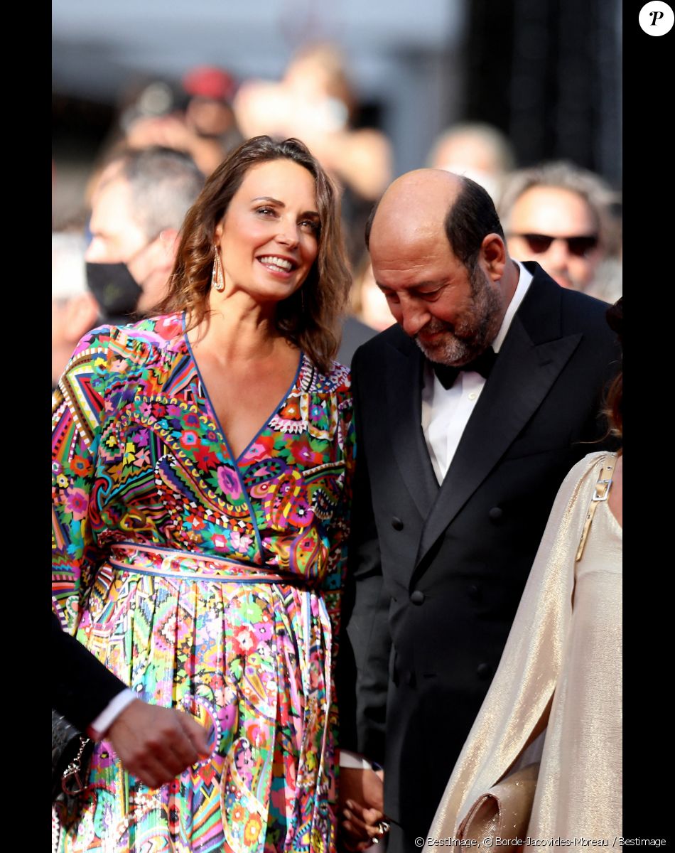 Kad Merad et sa compagne Julia Vignali - Montée des marches du film " OSS 117 : Alerte rouge en Afrique Noire " lors du 74ème Festival International du Film de Cannes. Le 17 juillet 2021 © Borde-Jacovides-Moreau / Bestimage