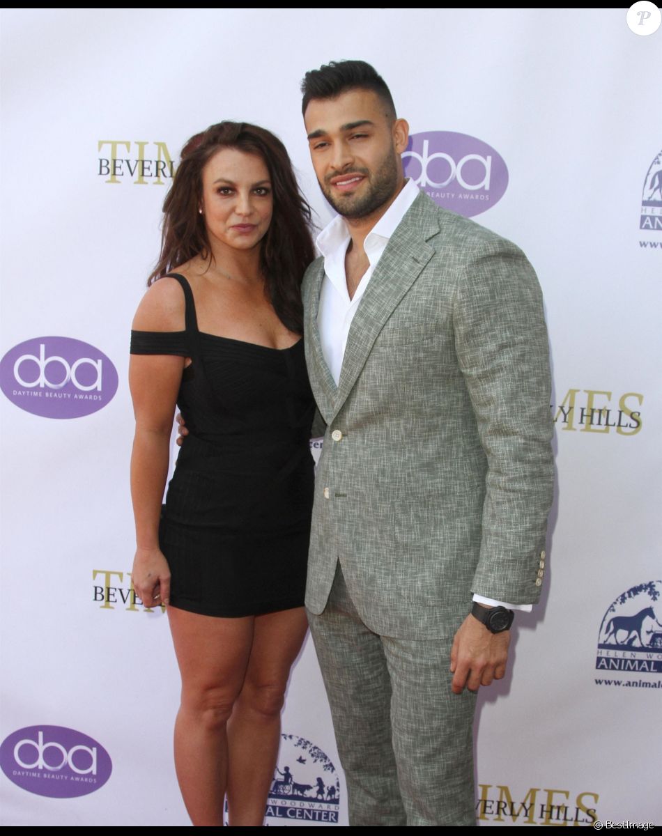 Britney Spears et son compagnon Sam Asghari sur le tapis rouge " The Daytime Beauty Awards " à Los Angeles.