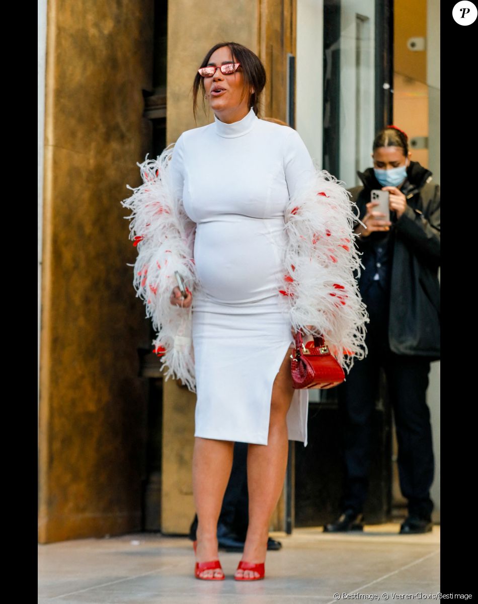 Amel Bent, enceinte, à la sortie du défilé femme Giambattista Valli Automne/Hiver 2022/2023 lors de la Fashion Week de Paris, France, le 7 mars 2022. © Veeren-Clovis/Bestimage