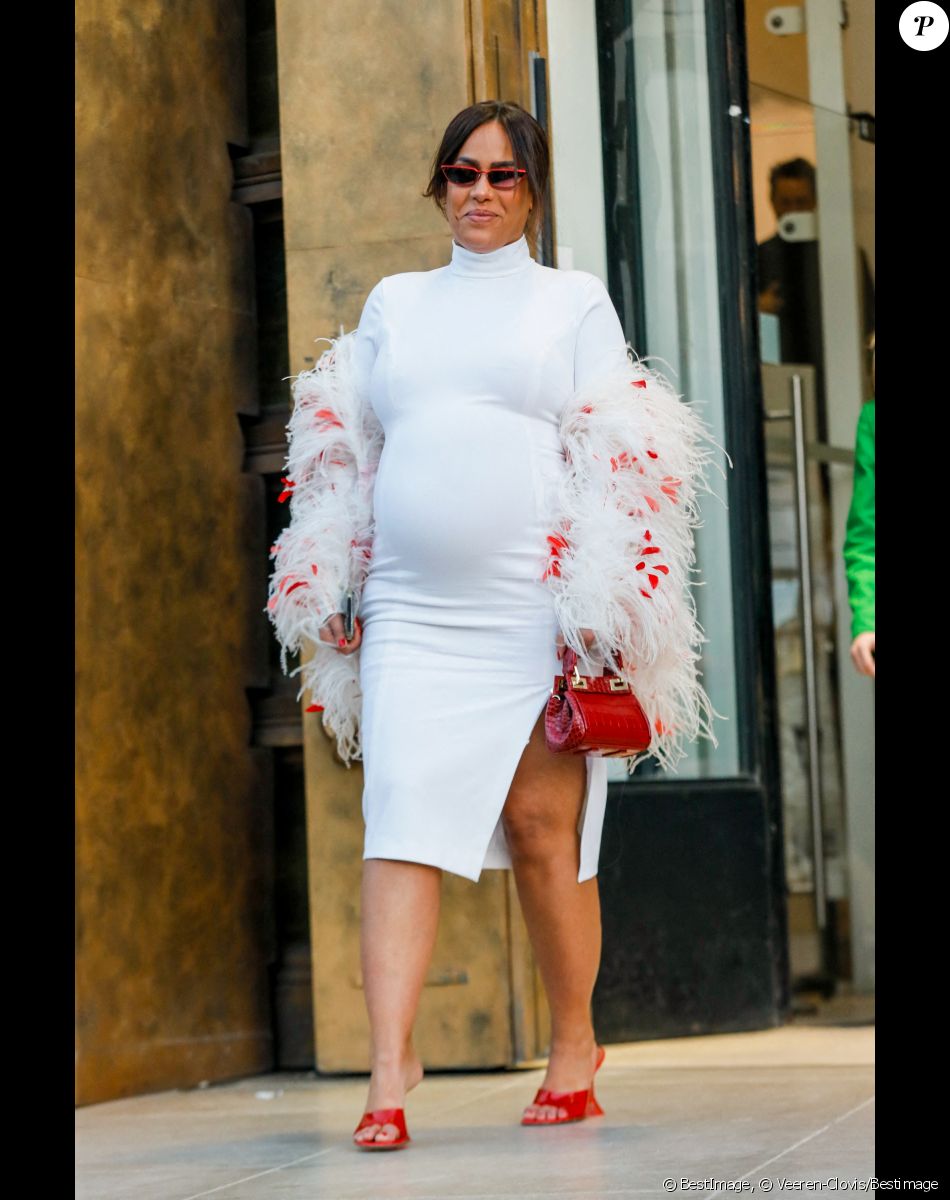 Amel Bent, enceinte, à la sortie du défilé femme Giambattista Valli Automne/Hiver 2022/2023 lors de la Fashion Week de Paris, France, le 7 mars 2022. © Veeren-Clovis/Bestimage