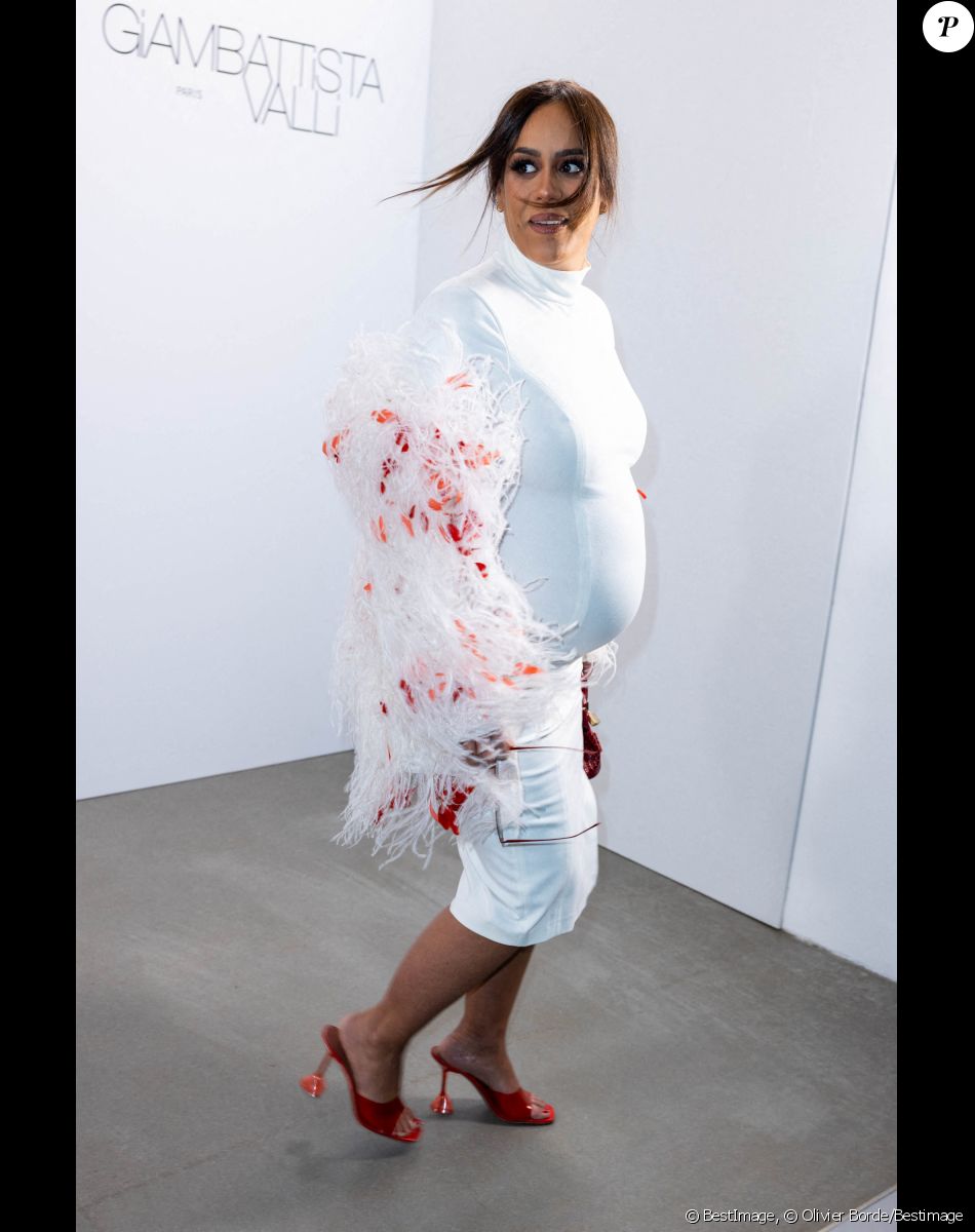Amel Bent, enceinte, au photocall du défilé femme Giambattista Valli Automne/Hiver 2022/2023 lors de la Fashion Week de Paris, France, le 7 mars 2022. © Olivier Borde/Bestimage