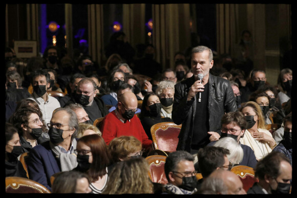 Exclusif - Laurent Baffie lors de la soirée L'année de la déprime (et même un peu plus...) aux Folies Bergère à Paris le 29 novembre 2021. © Alain Guizard / Bestimage 