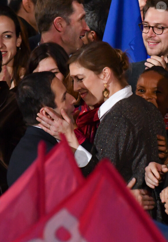 Benoît Hamon et sa compagne Gabrielle Guallar - Gabrielle Guallar, la compagne de Benoit Hamon, assiste au meeting de Bercy à l'AccorHotels Arena à Paris, France, le 19 mars 2017.