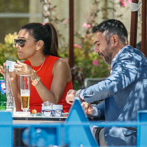 Eva Longoria et son mari Jose Baston déjeunent à la terrasse de l'hôtel "Martinez" lors du 75ème Festival International du Film de Cannes, le 16 mai 2022.