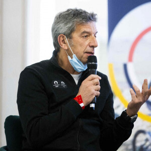 Michel Cymes - Conférence de presse de lancement de la Semaine Olympique et Paralympique 2022 qui aura lieu dans les établissements scolaires du 24 au 29 janvier. © Pierre Perusseau/Bestimage 