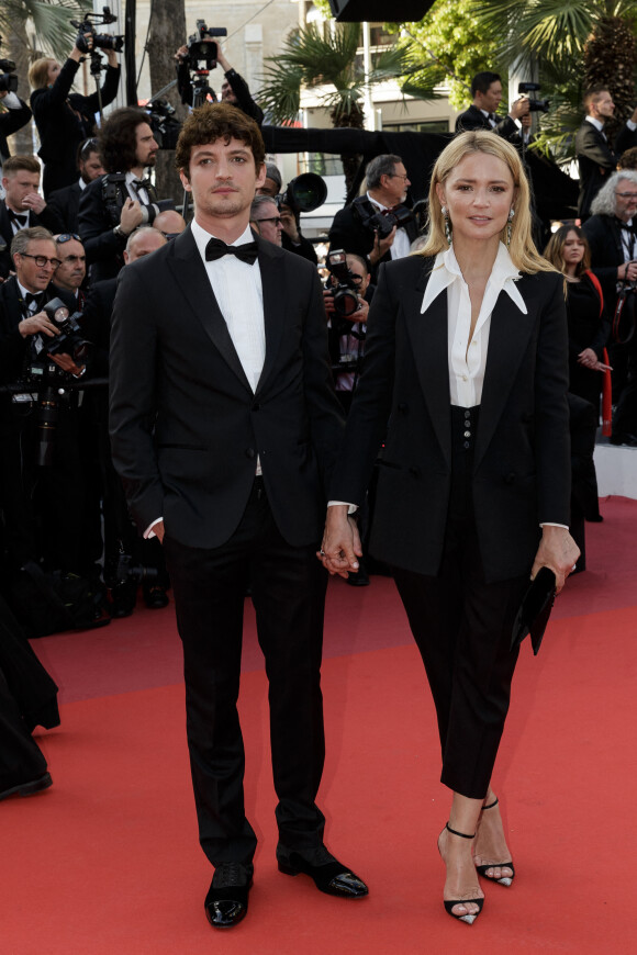 Niels Schneider et sa compagne Virginie Efira - Montée des marches du film "Hors Normes" pour la clôture du 72ème Festival International du Film de Cannes. © Jacovides-Moreau / Bestimage
