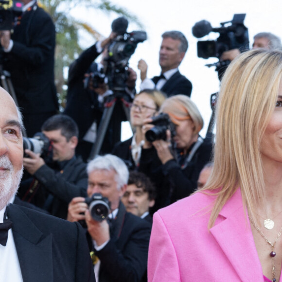 Gérard Jugnot et sa femme Patricia Campi - Montée des marches du film "Coupez !" pour la cérémonie d'ouverture du 75ème Festival International du Film de Cannes. Le 17 mai 2022 © Olivier Borde / Bestimage 