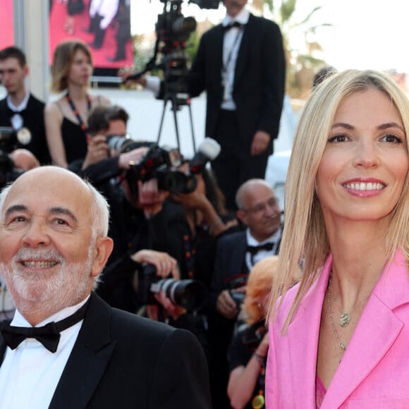 Gérard Jugnot et sa femme Patricia Campi - Montée des marches du film "Coupez !" pour la cérémonie d'ouverture du 75ème Festival International du Film de Cannes. Le 17 mai 2022 © Cyril Moreau / Bestimage 