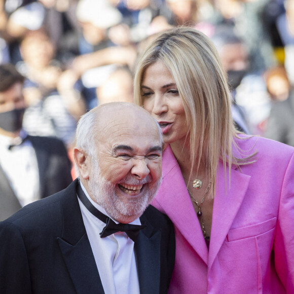 Gérard Jugnot et sa femme Patricia Campi - Montée des marches du film "Coupez !" pour la cérémonie d'ouverture du 75ème Festival International du Film de Cannes. Le 17 mai 2022 © Cyril Moreau / Bestimage 