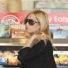 Ashley Tisdale et son amoureux, Scott Speer, font un détour par un café pour acheter un jus de fruits avant de se rendre dans un magasin de disques pour se procurer quelques DVD.