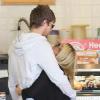 Ashley Tisdale et son amoureux, Scott Speer, font un détour par un café pour acheter un jus de fruits avant de se rendre dans un magasin de disques pour se procurer quelques DVD.