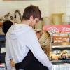 Ashley Tisdale et son amoureux, Scott Speer, font un détour par un café pour acheter un jus de fruits avant de se rendre dans un magasin de disques pour se procurer quelques DVD.