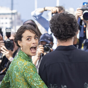 Bérénice Bejo, Romain Duris - Photocall du film "Coupez ! (Final Cut )" lors du 75e festival annuel du film de Cannes au Palais des Festivals le 18 mai 2022 à Cannes, France. © Cyril Moreau/Bestimage
