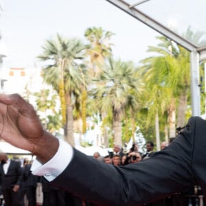 Omar Sy - Montée des marches du film " Top Gun : Maverick " lors du 75ème Festival International du Film de Cannes. Le 18 mai 2022 © Olivier Borde / Bestimage 