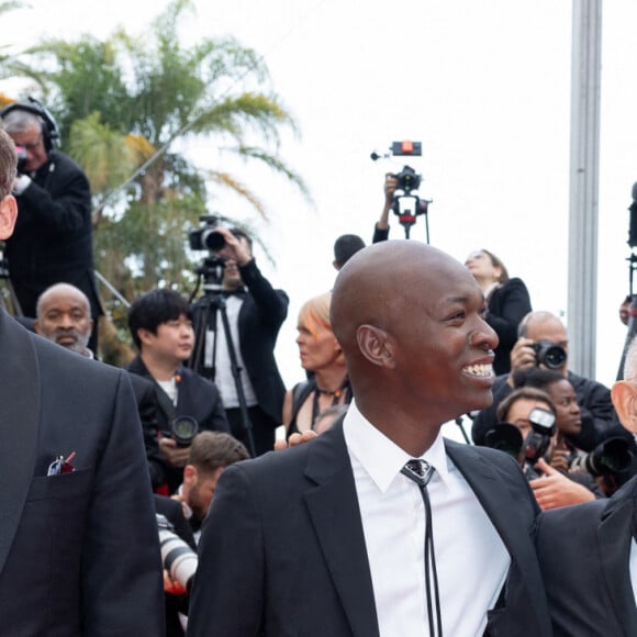 Jonas Bloquet, Alassane Diong, Mathieu Vadepied, Omar Sy - Montée des marches du film " Top Gun : Maverick " lors du 75ème Festival International du Film de Cannes. Le 18 mai 2022 © Olivier Borde / Bestimage 